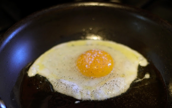 1. Этап. Тост с авокадо и яйцом: 2. Вбейте яйцо, чуть посолите и поперчите при желании, оставьте жариться на среднем огне.