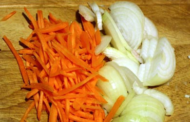 1. Этап. Курица в соевом соусе: 3. Пока курица маринуется, - овощи моем, чистим, и меленько нарезаем. Можно также измельчить их в блендере.