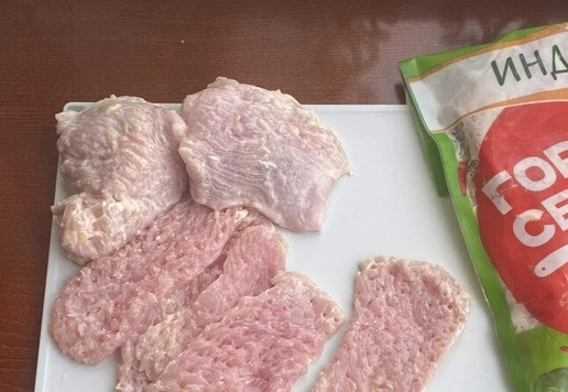 1. Этап. Шашлычки из филе индейки: Куски шашлыка из филе грудки индейки ТМ «Индилайт», разрежьте на тонкие пластины и отбейте.