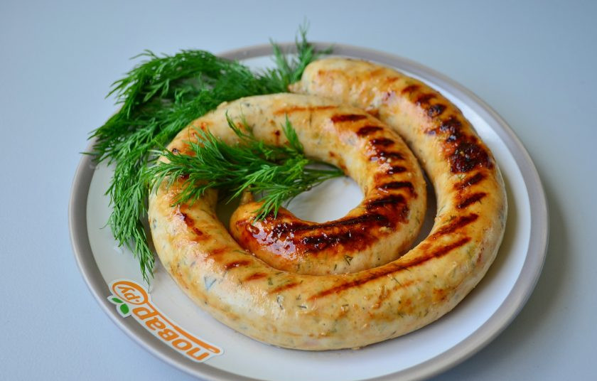 1. Этап. Куриные колбаски с сыром для гриля: 11. Готовые колбаски сразу подавайте горячими к столу.