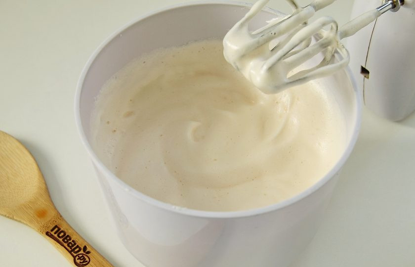 1. Этап. Сырный бисквит: Каждый желток должен полностью смешаться с белковой массой.