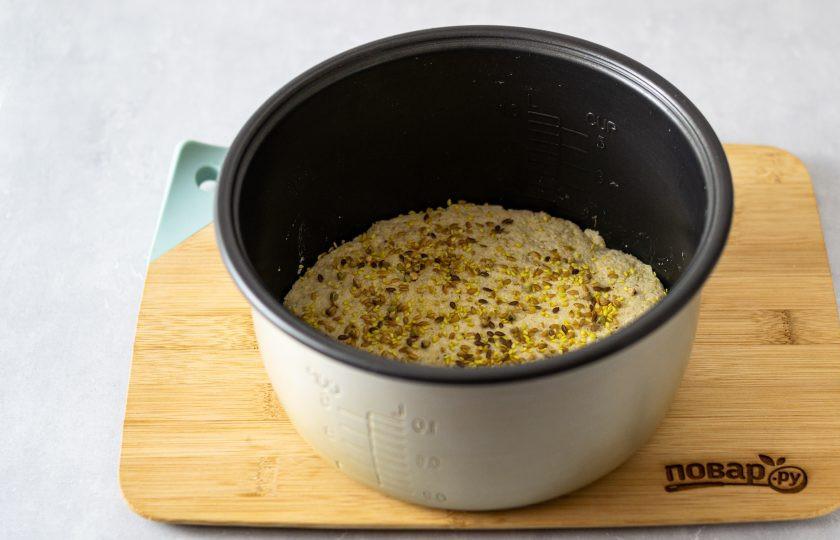 1. Этап. Безглютеновый хлеб в мультиварке: Сверху присыпьте смесью из льняных семечек и кунжута. Выпекайте на программе «Выпечка» около 40 минут.