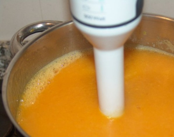 1. Этап. Мармелад из персиков: Затем измельчите персик в блендере и добавьте лимонную кислоту.