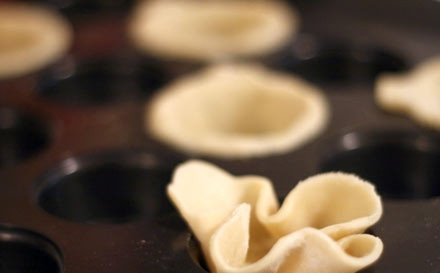 1. Этап. Тыква для детей: 2. Выложите заготовки внутрь формочек для выпечки кексов, предварительно смажьте их растительным маслом.