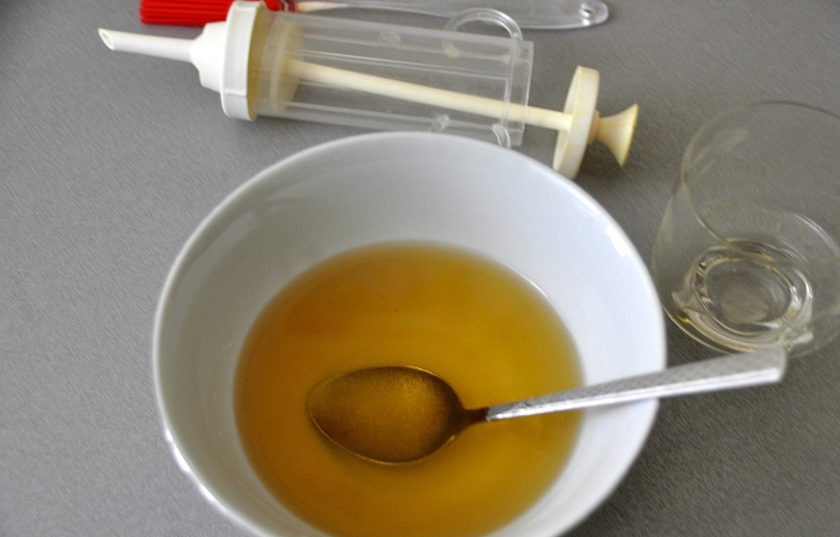 1. Этап. Пропитка для кулича: Растворите в горячей воде сахарный песок, влейте коньяк, остудите.