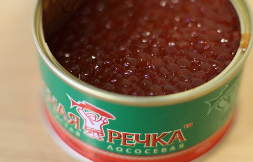 1. Этап. Тарталетки на праздничный стол: 4. В каждую тарталетку сразу выкладываем салат, после чего красную икру по вкусу и в завершении - нарезанные оливки.