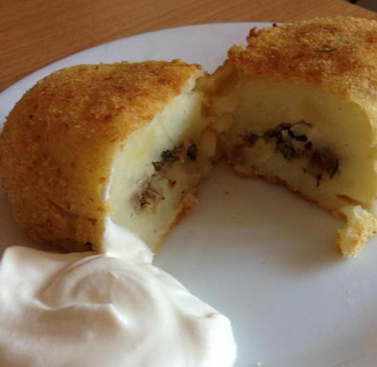 1. Этап. Картофельные зразы с фаршем в духовке: Готовые картофельные зразы с фаршем в духовке отлично уплетаются со сметанкой. Приятного аппетита!