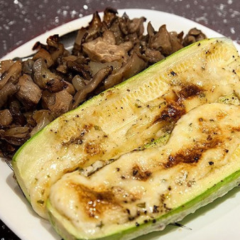 Кабачки, запеченные в духовке со сметаной