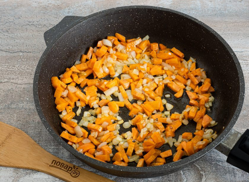 1. Этап. Плов из булгура с грибами: В эту же сковороду подлейте ещё немного масла и обжарьте мелко нарезанный лук, затем добавьте нарезанную небольшими брусочками морковь.