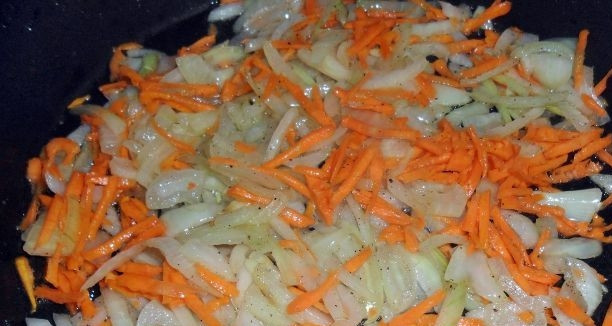 1. Этап. Азу из свинины в горшочках: Чистим лук и морковь. Нарезаем соломкой и жарим на отдельной сковороде до золотистой корочки 5 минут.