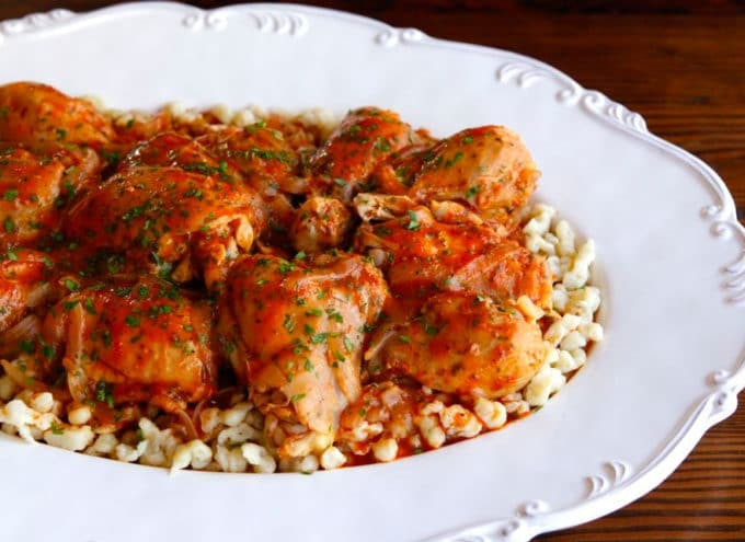 1. Этап. Паприкаш с курицей: 8. В конце добавьте в кастрюлю смесь крахмала с 3 ст. ложками воды. Подавайте паприкаш с гарниром. Приятного аппетита!