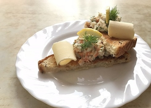 1. Этап. Рыбный салат Раковые шейки: Салату можно дать настояться или же подавать сразу. Я предлагаю вам вариант сервировки на подсушенном тосте, с кусочком масла и долькой лимона. Отлично этот салат будет смотреться и в тарталетках, украшенный красной икрой. Приятного аппетита!