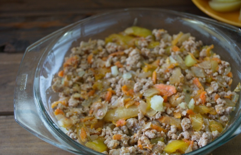 1. Этап. Запеканка мясная с овощами: Всю мясную зажарку уложите поверх картофеля.