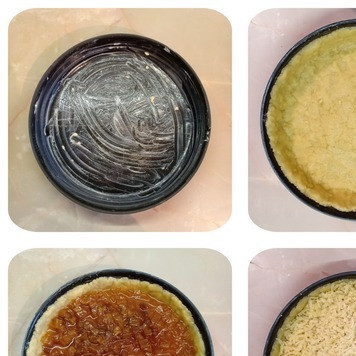 1. Этап. Пирог Кучеряшка: Большую часть теста равномерно выложить в форму для выпечки, предварительно смазанную сливочным маслом. Сделать по краям бортики. Сверху положить слой варенья и разровнять его. После этого достать вторую часть теста из морозилки и натереть его через крупную терку на слой варенья.