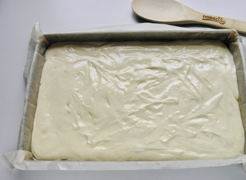 1. Этап. Ленивый медовик: Застелите противень пергаментом, смажьте хорошо кулинарным жиром или рафинированным маслом. Перелейте и разровняйте массу. Выпекайте бисквит при 180 градусах минут 10-15. Следите, в моей духовке он был готов через 9 минут!