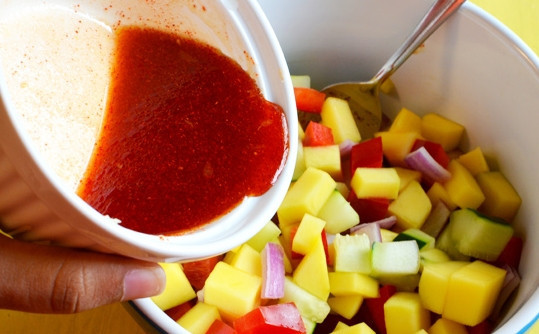 1. Этап. Салат для пикника на природе: 3. Для приготовления соуса: в миску кладу сахарный песок, вливаю рыбный соус, оливковое масло, выжимаю сок одной половинки лимона, добавляю кайенский перец и соль по вкусу, перемешиваю. Заправляю салат приготовленным соусом.