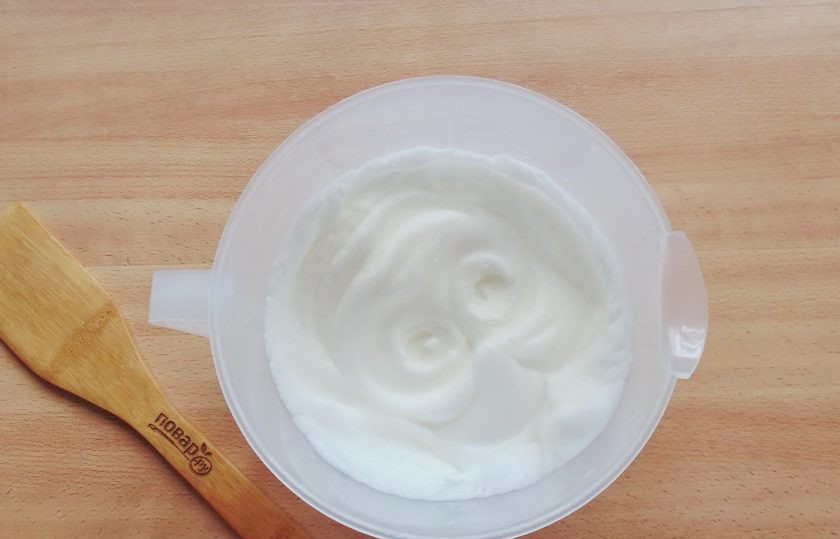 1. Этап. Двухцветный бисквит: Белки отделите от желтков, выложите в миску и взбейте в пышную пену.