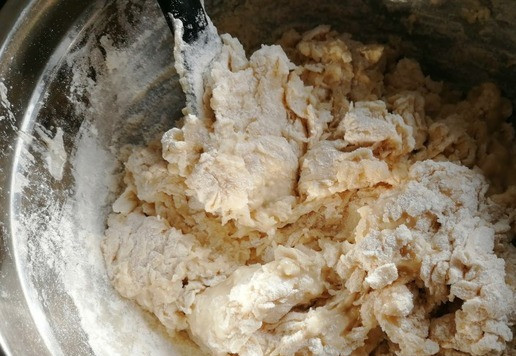 1. Этап. Булочки из безопарного дрожжевого теста: Подготовить продукты: - молоко можно использовать любой жирности, в т. ч., топленое. - т. к. для обмазки используются желтки и чтобы белки не оставались, я от двух яиц отделяю желтки для смазки, а белки взвешиваю и дополняю еще одним мелким яйцом до 70 г. - масло размягчить в СВЧ или при комнатной t. - 150 гр. сахара дает не ярко выраженную сладость. Но если кто-то любит совсем несладкие булочки, то сахара надо брать 4% от веса муки, т. е., 28 гр., чисто для активации дрожжей. Теплое молоко смешать с теплой водой, добавить соль, сахар, яйца, дрожжи, ванилин. Перемешать. Подсыпать муку. Аккуратно размешать. На последнем этапе замеса как на фото (в самом конце) добавить 100 г размягченного (не растопленного!) масла.