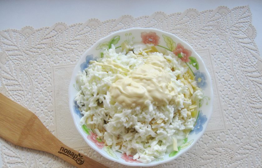 1. Этап. Салат Мышка с сыром: Заправьте салат майонезом.