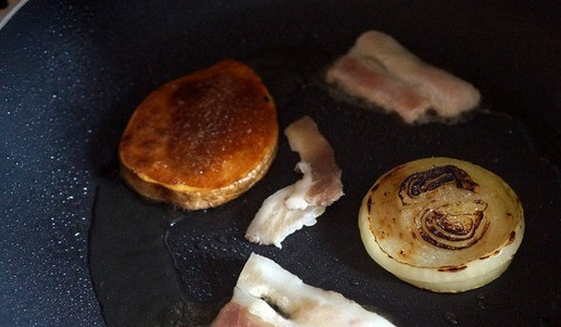 1. Этап. Бенедикт по-сибирски: За минуту до их готовности добавить ломтики сала.