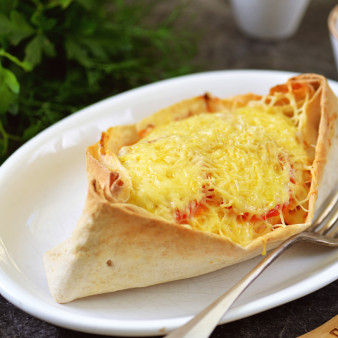 Запечённое куриное филе в лодочках из лаваша