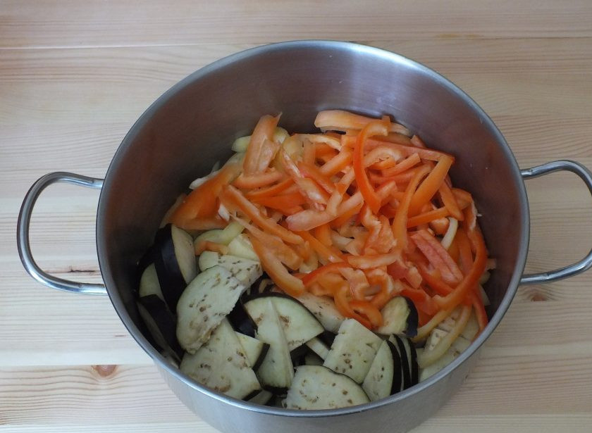 1. Этап. Манжо: Перец нарежьте соломкой, баклажаны кружочками или четвертинками. Переложите в глубокую кастрюлю с толстым дном.