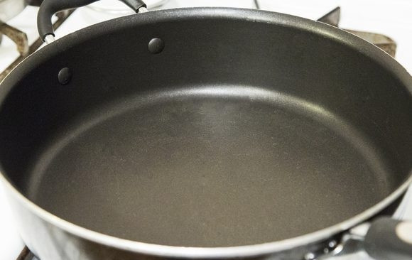 1. Этап. Стейк Тибон: Поставьте сухую сковороду на огонь разогреваться на 5 минут.