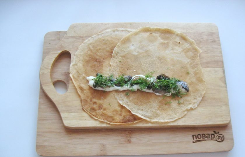 1. Этап. Блинная закуска Пеньки: На соус выложите жареные грибы и нарезанный укроп.