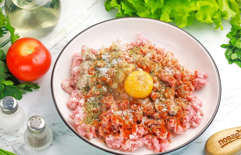 1. Этап. Гиждуванский шашлык: Добавьте соль и молотый черный перец. Если не слишком любите аромат и вкус баранины, то добавьте молотую сушеную мяту — она отлично его нивелирует.