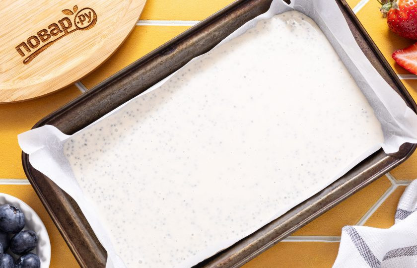 1. Этап. Замороженный йогурт с ягодами: Выложите йогурт в прямоугольную форму застеленную пергаментом для выпечки. Разровняйте силиконовой лопаткой, чтобы толщина была одинаковой. Толщину я рекомендую делать не больше 1.5-2 см.