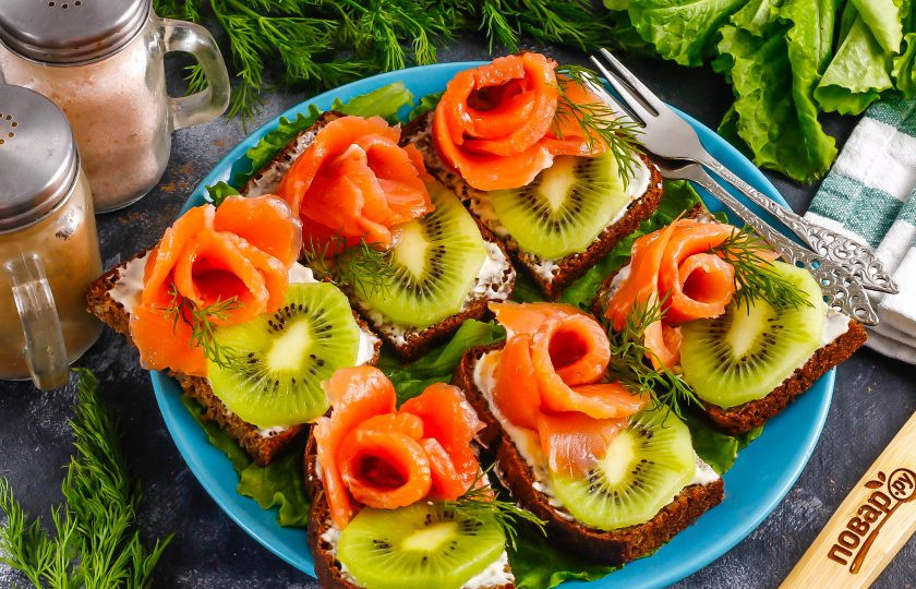 1. Этап. Бутерброды с красной рыбой и киви: Украсьте бутерброды зеленью укропа или петрушки и подайте к столу.