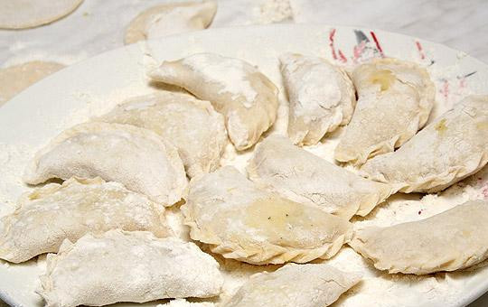 1. Этап. Вареники с капустой: Слепленные вареники положить на посыпанную мукой поверхность. Пусть полежат 5-10 минут.