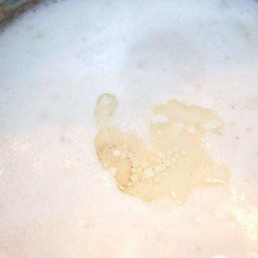 1. Этап. Бразильские сырные булочки: 1. Разогреть духовку до 175 градусов. Подготовить 2 противня. В кастрюле довести молоко, воду, рапсовое масло и соль до кипения. Снять сковороду с огня и отставить в сторону.