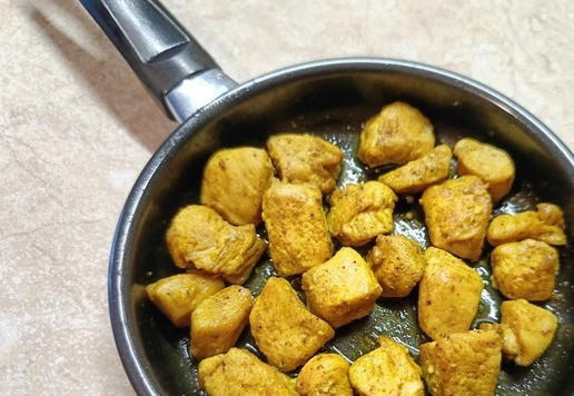 1. Этап. Салат с индейкой и авокадо: На сковороде обжарить кусочки индейки. Сильно не зажаривайте, чтобы они не стали слишком сухими.