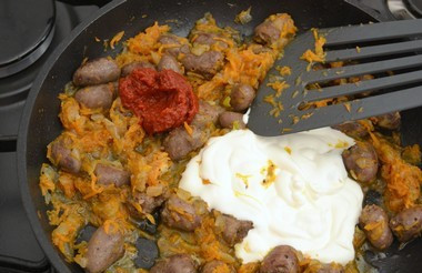 1. Этап. Тушеные куриные сердечки: Потом добавляем сметану и томатную пасту, солим и перчим все, перемешиваем.