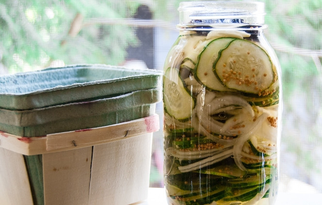 1. Этап. Кисло-сладкие огурчики на зиму: Залейте маринадом огурцы в банке, чеснок и специи тоже добавьте. Потом накройте банку крышкой, дайте ей остыть. Затем закатайте. Остывшую банку можете хранить в холодильнике (до месяца). Готовые кисло-сладкие огурчики на зиму особенно хороши в салатах. Приятного аппетита!