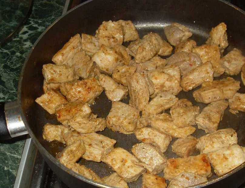 1. Этап. Жаркое из белых грибов: Мясо обжарьте на сильном огне.