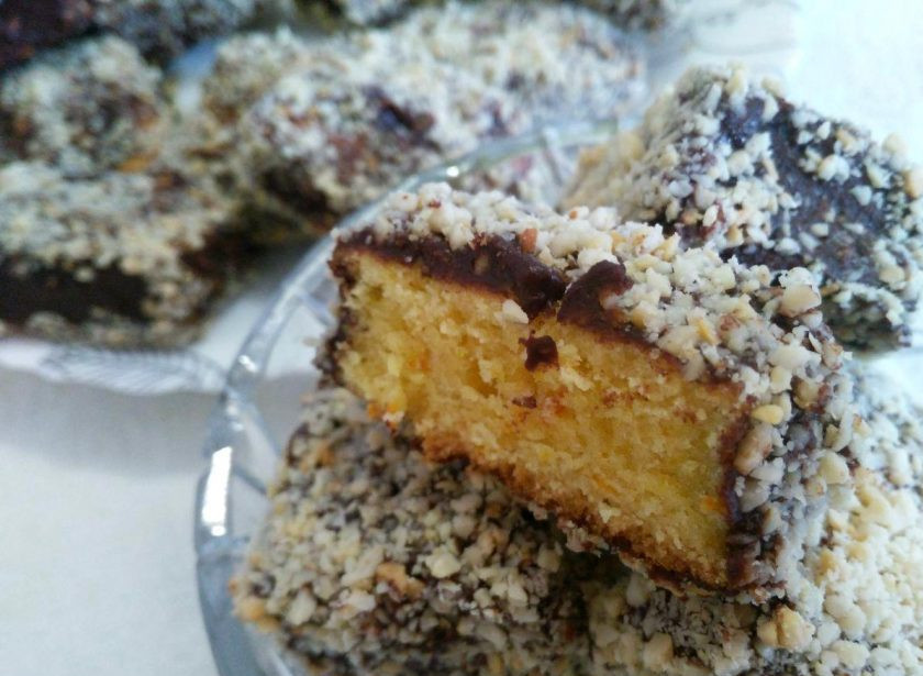 1. Этап. Пирожные Ламингтон, ароматизированные цедрой апельсина: Как только глазурь застынет (через 10-15 минут), подавайте к столу пирожные 