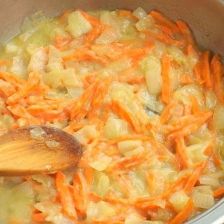 1. Stage. Chicken ventricles in sour cream sauce: Then add flour to the pan, add water and stir well, simmer for about 5 minutes.