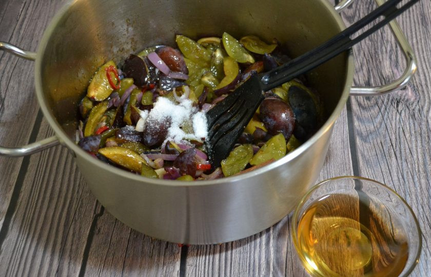 1. Этап. Чатни из слив на зиму: Добавьте соль, сахар, гвоздику, палочку корицы, влейте яблочный уксус, доведите до кипения.