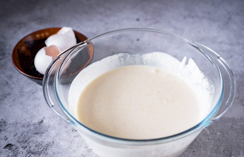 1. Этап. Творожная запеканка с кукурузной крупой: Миску с творожно-кукурузной массой оставьте на столе примерно на 30 минут, чтобы кукурузная крупа набухла.