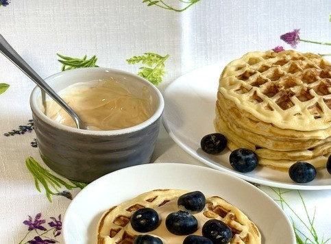 1. Этап. Вафли из творожного сыра: Подавать можно со всем, чем угодно, с малосольной рыбой, с яичницей, с вареньем и т. д… Я смешала 2 столовые ложки сметаны с 1 чайной ложкой варёной сгущёнки, получился карамельный соус.