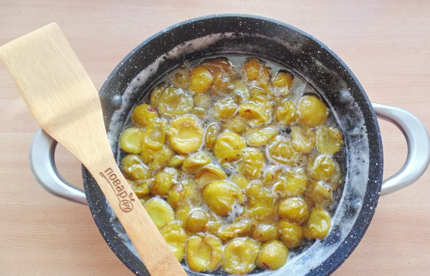 1. Этап. Варенье из зеленых слив на зиму: Затем поставьте на плиту и варите на небольшом огне после закипания 15 минут. Уберите пену. Выключите и дайте постоять несколько часов.