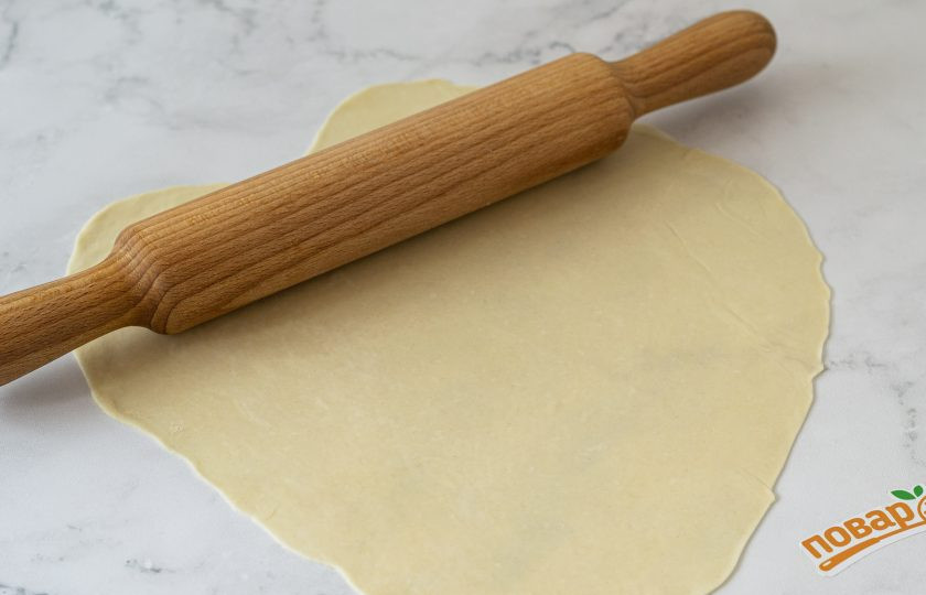 1. Этап. Веганское слоеное тесто: Разрежьте тесто на 4 части. Раскатайте каждую максимально тонко, как получится.