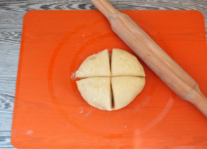 1. Этап. Тесто для лазаньи в хлебопечке: По истечении времени достаньте тесто из холодильника и разделите на 4 части.