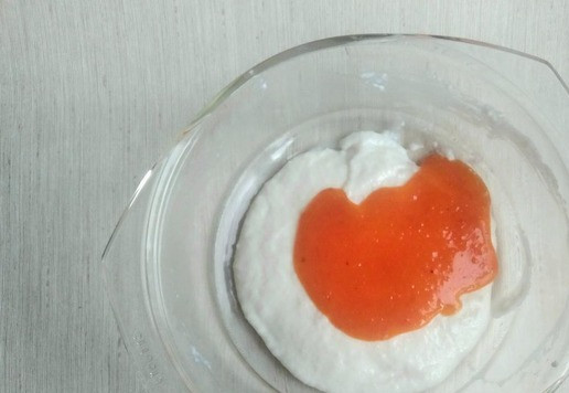 1. Этап. Нежный рисовый десерт с хурмой: В оставшуюся поленту добавьте 2-3 ложки пюре из хурмы, перемешайте.