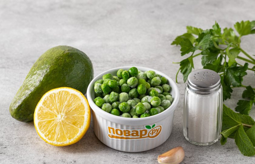 1. Этап. Гуакамоле с зеленым горошком: Подготовьте все ингредиенты.