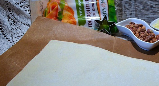 1. Этап. Слойки Ёлочки: Тесто заранее разморозить и раскатать.