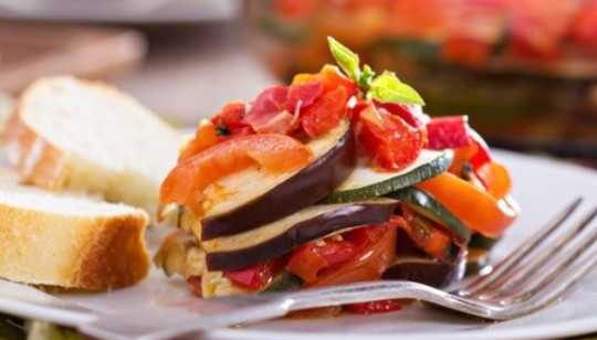 1. Этап. Рататуй в духовке: Запекайте рататуй в духовке при 130 градусах в течение двух часов. Подавайте блюдо, сбрызнув уксусом и оливковым маслом. Приятного аппетита!