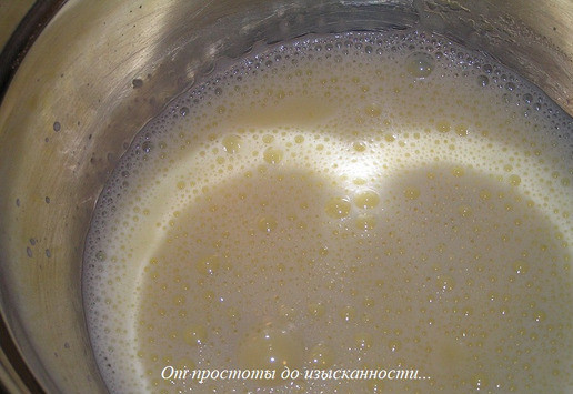 1. Этап. Торт Малиновая роскошь: Приготовьте малиновый баварский мусс. Желатин залейте водой (2-3 ст. л.) и оставьте до набухания. Желтки смешайте с сахаром.